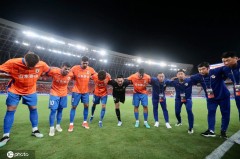 鲁能球员力挺韩鹏转正，球场“刺头”变更衣室正能量